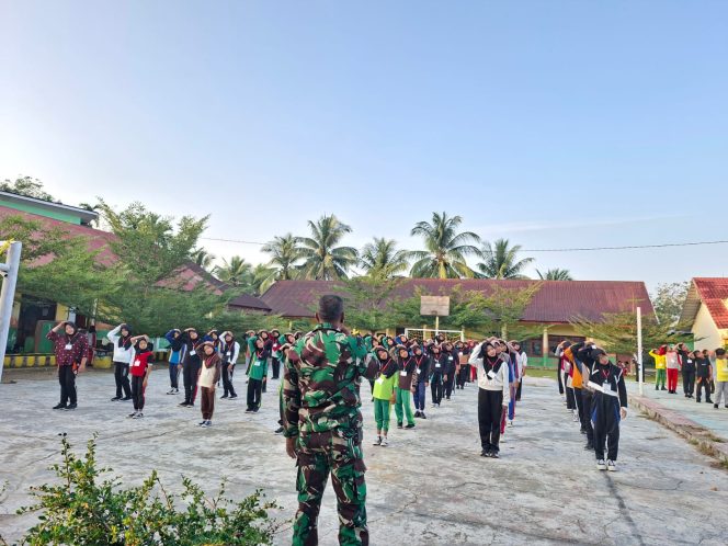 
 Satgas TMMD Ke-129 Pimpin Senam Pagi Bersama Siswa Baru MTsN 1 Bungo, Tanamkan Pola Hidup Sehat dan Disiplin