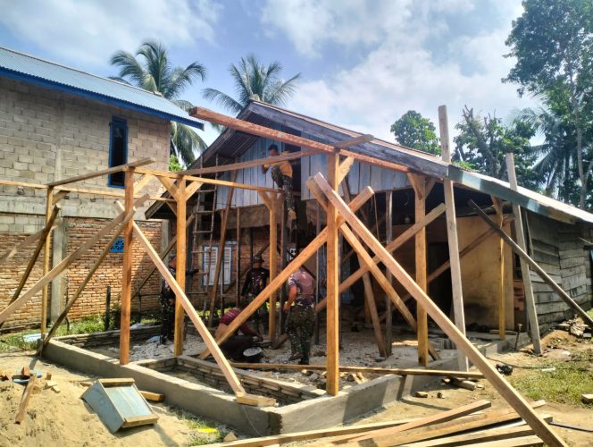
 Progres Rehab RTLH oleh Kodim 0416/Bute Memasuki Tahapan Pemasangan Rangka Rumah