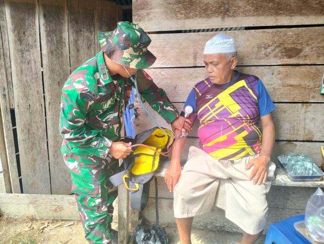 
 Masyarakat Tanjung Agung ikut Pemeriksaan Gratis oleh Tim Kesehatan TMMD