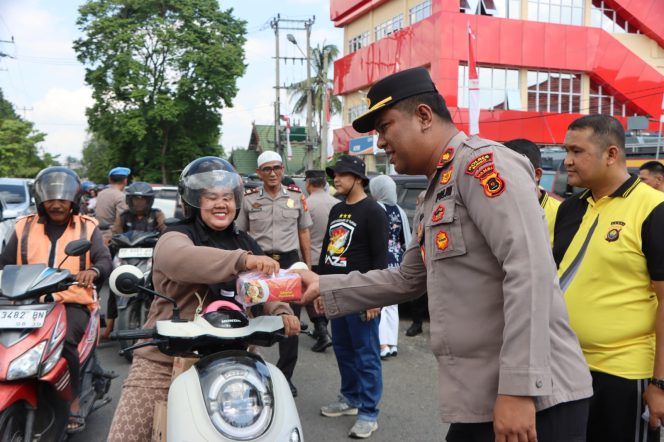 
 Jumat Berkah, Polres Bungo bersama Kejaksaan Bagi-bagi Paket Makanan