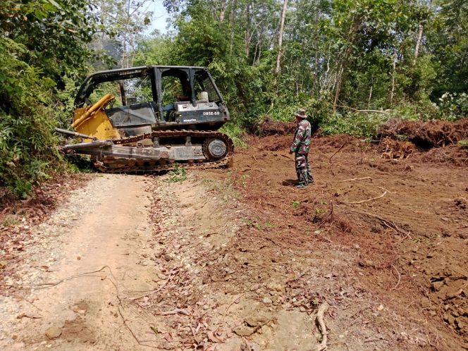 
 Anggota Satgas TMMD Serka Tohirin terus Kawal Proses Pembukaan Jalan