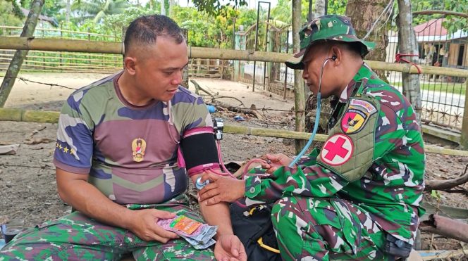
 Selain Pemeriksaan Kesehatan untuk Masyarakat, Tim Kesehatan Polkes TMMD juga Rutin  Melakukan Pemeriksaan Personil