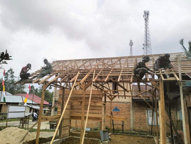 
 Pengerjaan RTLH oleh Satgas TMMD Memasuki Tahap Pemasangan Rangka Atap Rumah