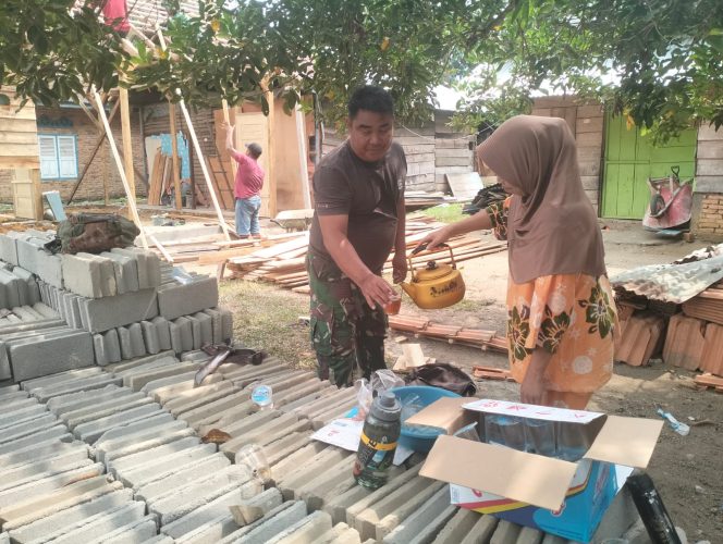 
 Kebersamaan dan Keakraban TNI dan Masyarakat Terlihat Lewat Secangkir Teh