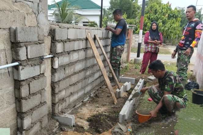 
 Tim Satgas TMMD ke-129 Kodim 0416/Bute Memasang Batako