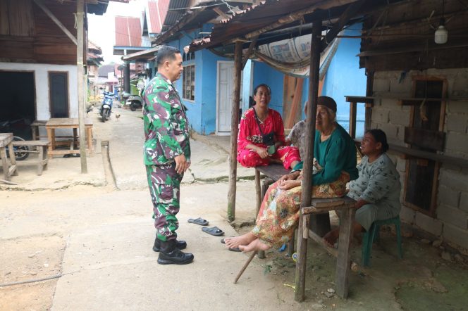 
 Berbincang Santai dengan Pelda Rudi, Sejumlah Ibu-ibu Sampaikan Rasa Syukur kepada Satgas TMMD