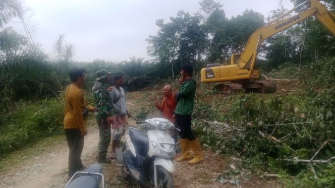 
 Warga Tanjung Agung Bersyukur, Jalan ke Kebun Diperbesar dan Diperluas oleh Satgas TMMD