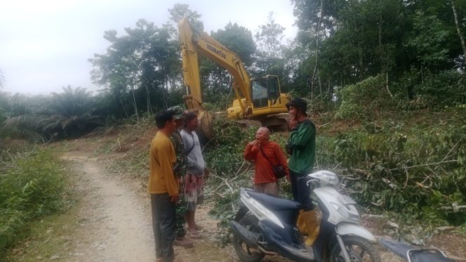 
 Pak Mansur sebut Hadirnya Satgas TMMD Membangun Jalan Usaha Tani Mempermudah Aktivitas Warga Membawa Hasil Panen