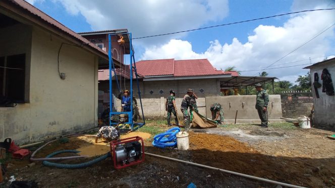 
 Anggota TNI Mempercepat Penggalian Sumur Bor agar Segera Dimanfaatkan oleh Masyarakat Membutuhkan Pasokan Air Bersih