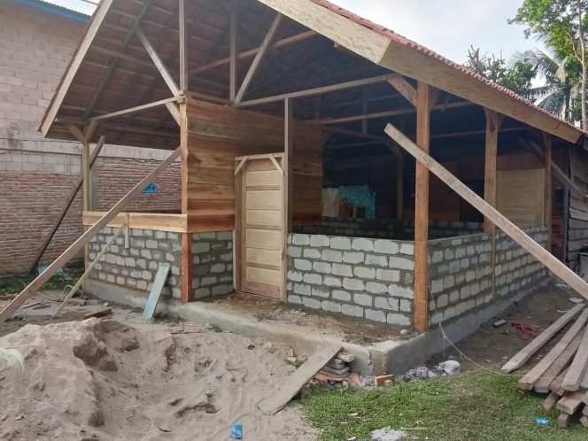
 Ibu Maimunah dan Pak Maskur Terharu, Harapan Memiliki Rumah Lebih Layak Dihuni Mulai Terlihat