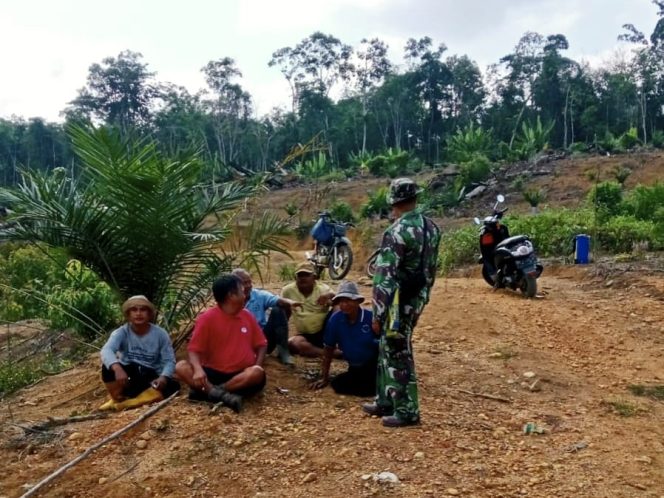 
 Sambil Melaksanakan Pengawasan Pengerjaan Jalan Serka Tohirin Berbincang Mendengarkan Aspirasi Petani di Lokasi TMMD