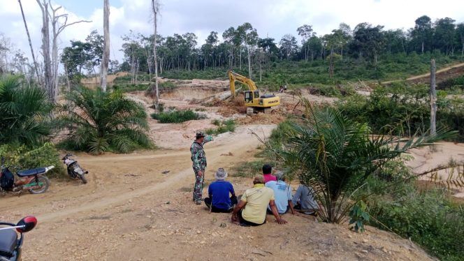 
 Sambil Melaksanakan Pengawasan Pengerjaan Jalan Serka Tohirin Berbincang Mendengarkan Aspirasi Petani di Lokasi TMMD