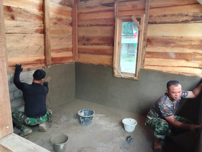 
 Agar Rumah Lebih Layak Dihuni dan Ditempati Lebih Nyaman, Satgas TMMD Plaster Rumah Bapak Maskur