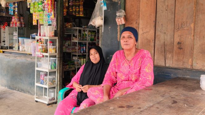 
 Ibu Sulastri Terharu Melihat Rumah Bapak Maskur Direhabilitasi oleh TNI melalui Program TMMD