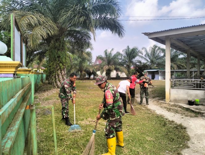 
 Menjaga Kebersihan Lingkungan, TNI bersama Masyarakat gelar Karya Bakti di Lokasi TMMD
