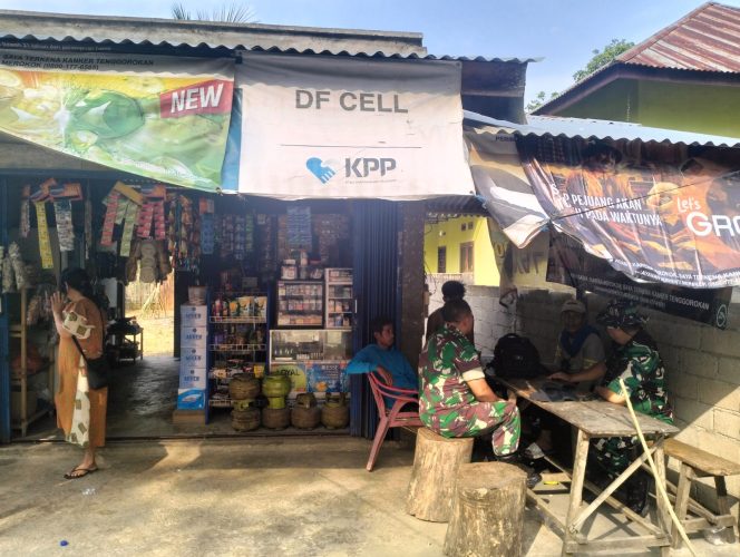 
 Meski Bercerita di Warung, Kebersamaan Warga dan Satgas TMMD Wujud Nyata Kemanunggalan TNI dan Rakyat