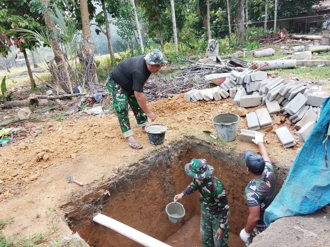 
 Satgas TMMD Berjibaku Menggali Bak Septic Tank