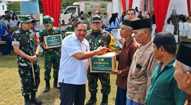 
 Bentuk Kepedulian TNI dan Pemda Bungo, Staff Ahli Bupati, Tim Wasev PJO dan Dandim Bagikan Paket Sembako di Lokasi TMMD