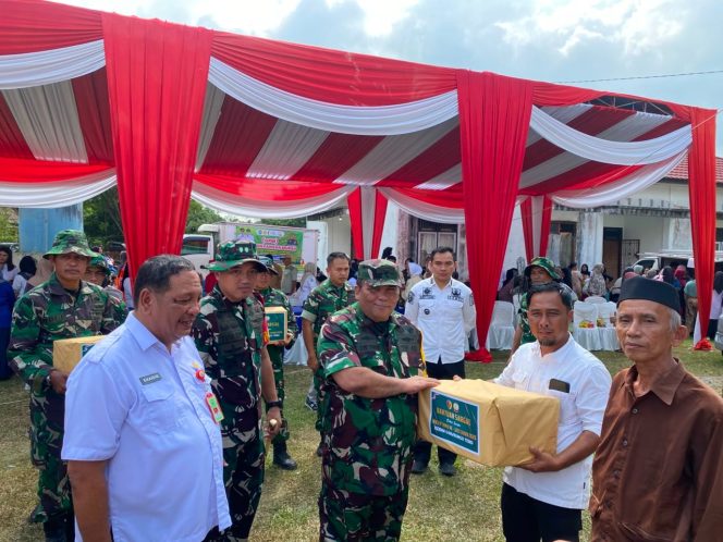 
 Brigjen TNI Joni Triman Hasibuan Menyerahkan Bantuan Sarana Penggalangan kepada Datuk Rio Tanjung Agung