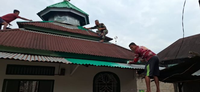 
 Satgas TMMD bersama Warga Bahu Membahu Gotong-royong Memperbaiki dan Mengecat Langgar Al-Hikmah