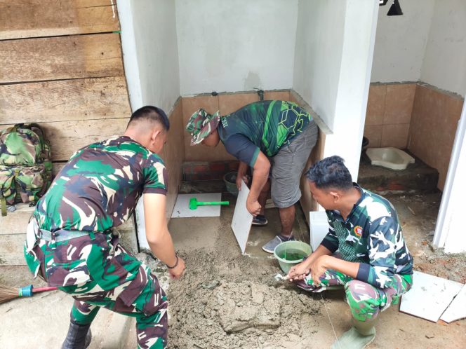 
 Untuk Meningkatkan Sarana Ibadah, Satgas TMMD Pasang Keramik Tempat Wudhu dan MCK