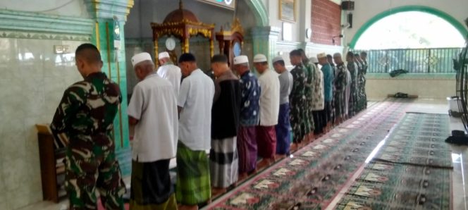 
 Satgas TMMD Sholat Berjamaah di Masjid At-Taqwa