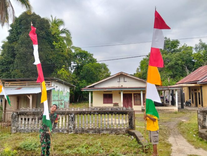 
 Sambut Hari Kemerdekaan, Satgas bersama Masyarakat Memasang Bendera Merah Putih dan Umbul-umbul