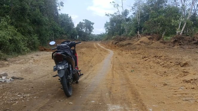 
 Sepanjang 2 KM dan Lebar 12 Meter, Dansatgas Berharap Jalan ini Mampu Memperlancar dan Mendorong Pertumbuhan Ekonomi