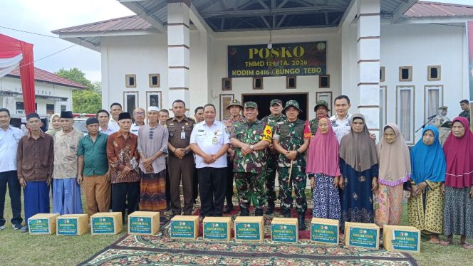 
 Tim Wasev PJO TMMD Ke-129 Melaksanakan Bakti Sosial dengan Membagikan Paket Sembako kepada Warga