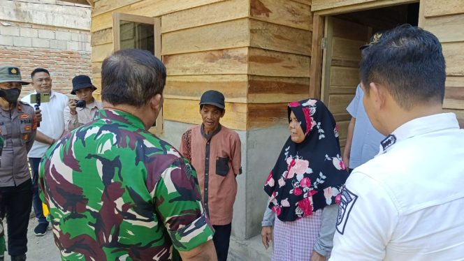 
 Senyum Sumringah Bapak Maskur dan Istri Terpancar ketika Tim Wasev Berbincang dengannya
