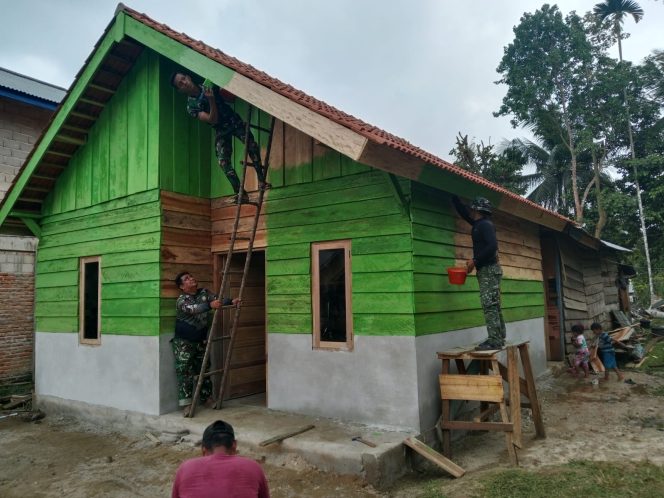 
 Agar Lebih Rapi dan Bersih, Rehabilitasi Rumah Bapak Maskur Memasuki Tahap Pengecatan