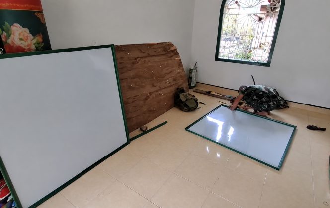 
 Guna untuk Sarana Belajar Mengaji, Personel Satgas TMMD Membuat Papan Tulis
