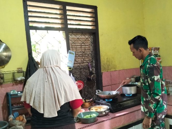 
 Sebelum Memulai Aktivitas, Personel TNI Membantu Orang Tua Asuh Menyiapkan Masakan