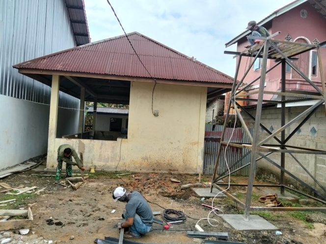 
 Guna Menopang Tandon Air, Satgas TNI Membuat Tower dengan Aman dan Kokoh