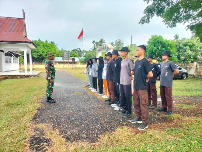 
 Menjelang HUT RI, Tim Satgas TMMD Menggelar Pelatihan Paskibra bagi Siswa-siswi Tingkat SMA