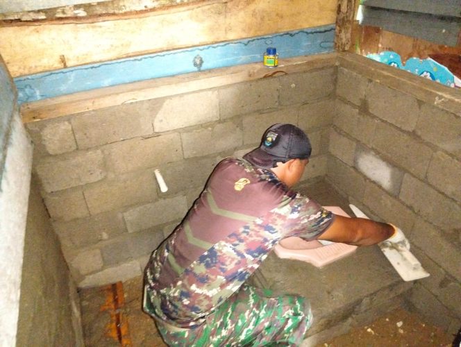 
 Dengan Cekatan Personel TNI Ini Memasang Kloset MCK Rumah Bapak Maskur