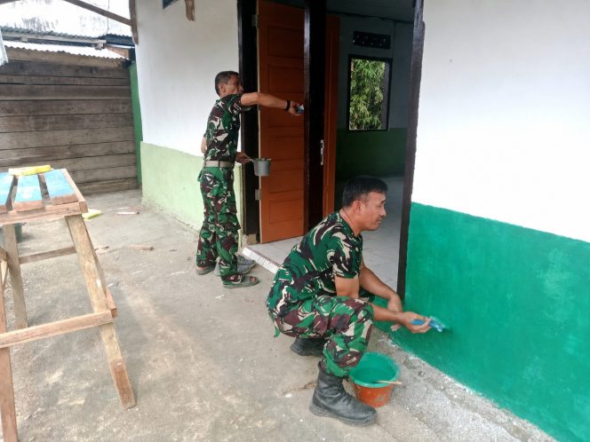 
 Dengan Penuh Semangat, Kapten Arh Zuriadi Memimpin Langsung Proses Pengecatan Langgar Nurul Fajri bersama Anggota Satgas