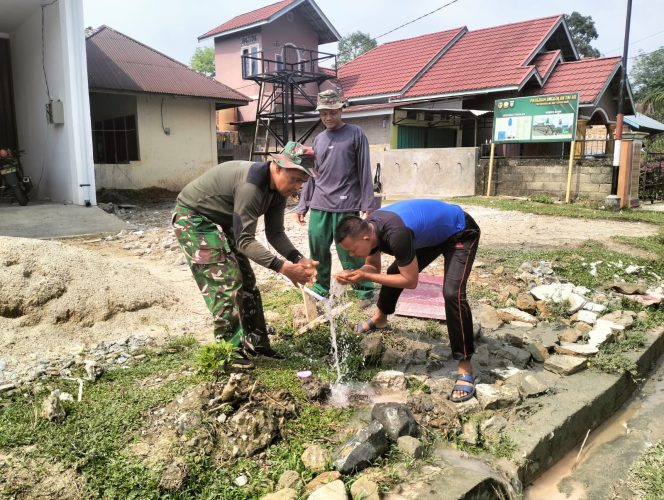 
 Dengan Kedalaman 40 Meter, Sumur Bor Program TNI Manunggal Air Berhasil Mengeluarkan Air Bersih