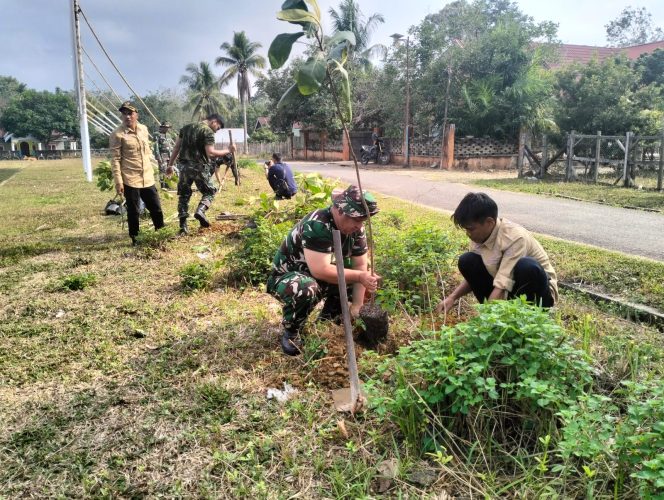 
 Mayor Arm Abasri Memimpin Langsung Kegiatan Penanaman Pohon bersama Satgas TMMD dan Masyarakat