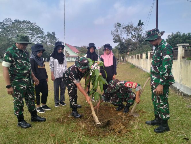 
 TNI bersama Masyarakat Menggelar Penanaman Bibit Buah-buahan di Dusun Tanjung Agung