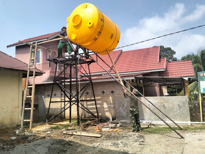 
 Satgas TMMD Berjibaku Menaikkan Tandon Air Berkapasitas 5.300 Liter