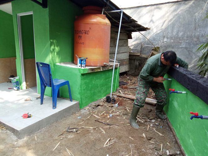 
 Satgas TMMD Memasang Kran Tempat Mengambil Wudhu di Langgar Nurul Fajri
