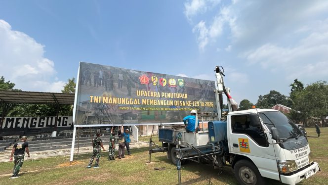 
 Anggota TNI Memasang Banner Persiapan Menjelang Penutupan TMMD ke-129 Kodim 0416/Bute