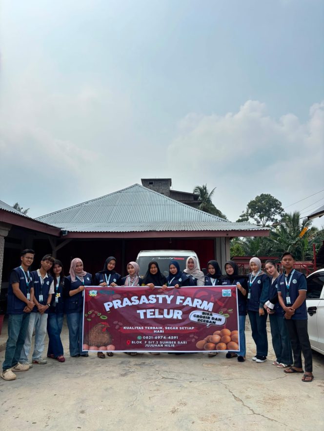 
 Mahasiswa KKU IAKSS Posko 02 Dusun Sari Mulya Perkenalkan Produk UMKM dengan Memasang Spanduk Baner