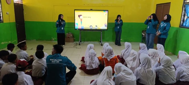 
 Bertemakan Aku Cerdas Pakai Gadget, Mahasiswa KKU IAKSS Menggelar Sosialisasi Literasi Digital kepada Anak-anak SD