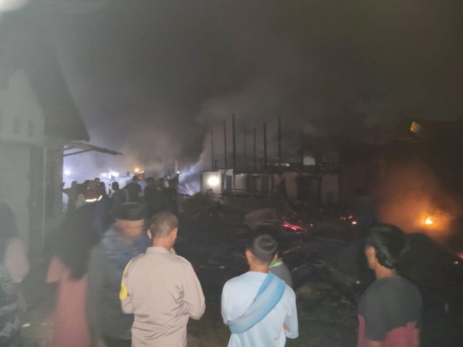 
 9 Rumah Hangus Terbakar di Dusun Buat, Kerugian Capai Rp1,6 Miliar