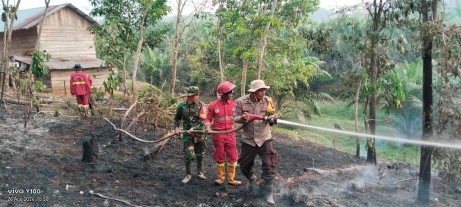 
 Polsek Muara Bungo Bersama Manggala Agni Padamkan Karhutla di Kebun Karet  Dusun Sarana JayaTeluk