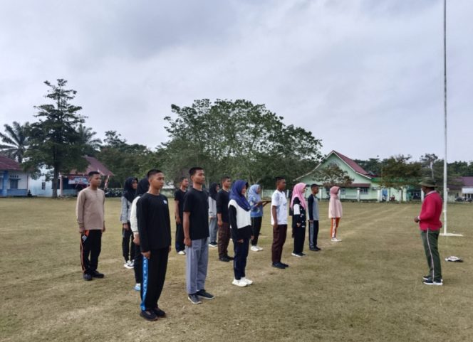 
 Disela – sela Latihan Paskibra, Personel Satgas TMMD juga Memberikan Wasbang kepada Para Siswa-siswi