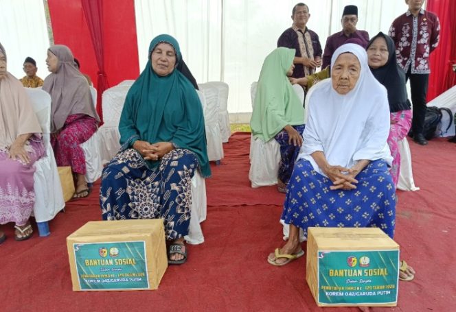 
 Ibu Nursimah Warga Tanjung Agung Bersyukur Anggota TNI Hadir di Dusunnya dan Memberikan Bantuan