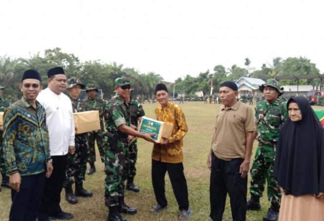 
 Brigjen TNI Nyamin Salurkan Bantuan Sembako kepada Masyarakat Tanjung Agung di Penutupan TMMD